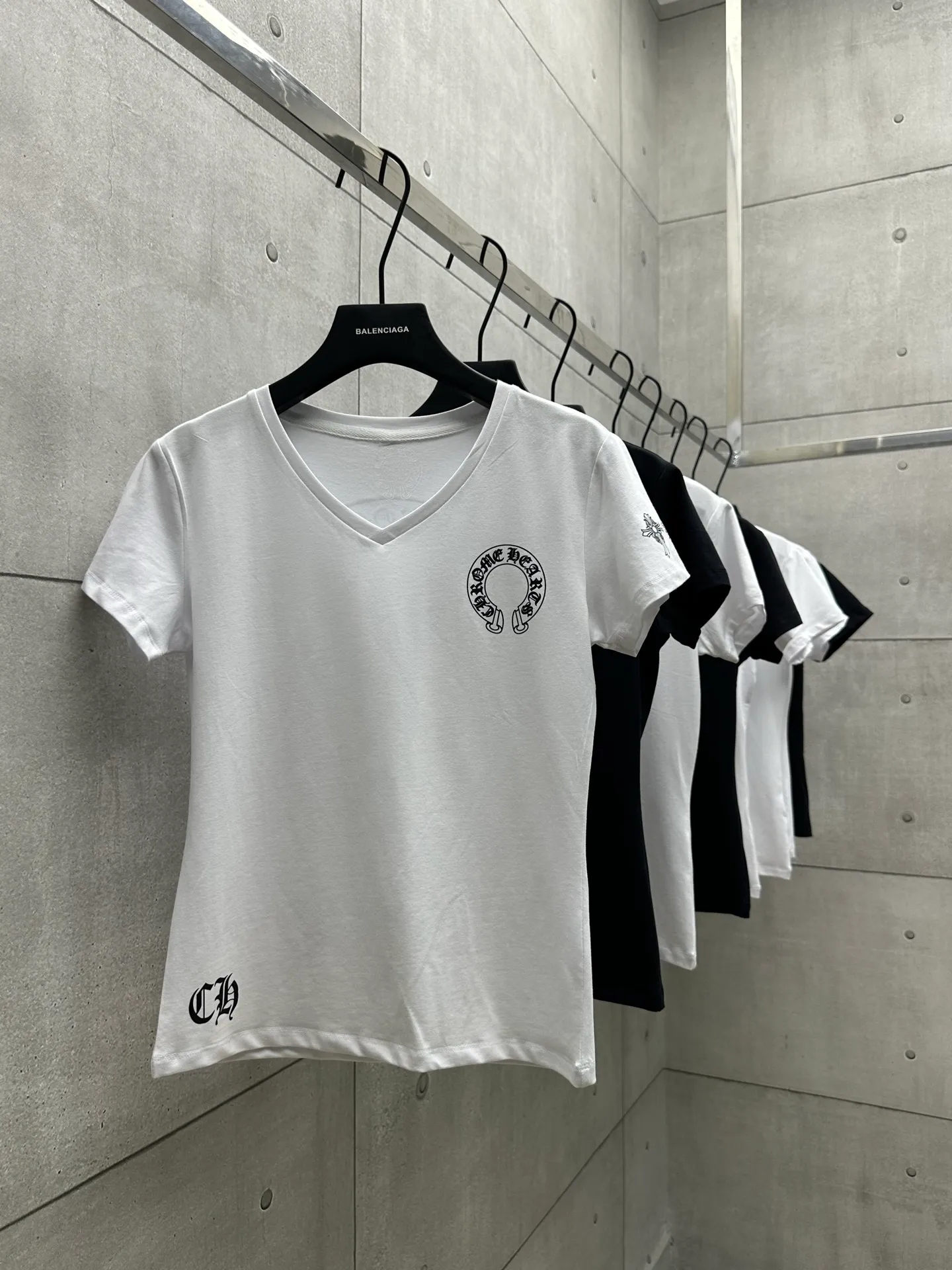 P126 #069 CHROME HEARTS 25SS women's T-shirt Made of 220G original consistent fabric V-neck women's waist style The whole body adopts imported digital direct printing Color: black white Size: S M L